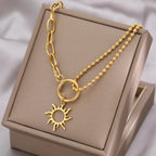 Collar con colgante de sol asimétrico oro