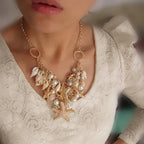 Collar con colgantes de conchas, estrellas de mar, caracoles y perlas