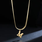 Collar gargantilla para mujer con dije inicial m