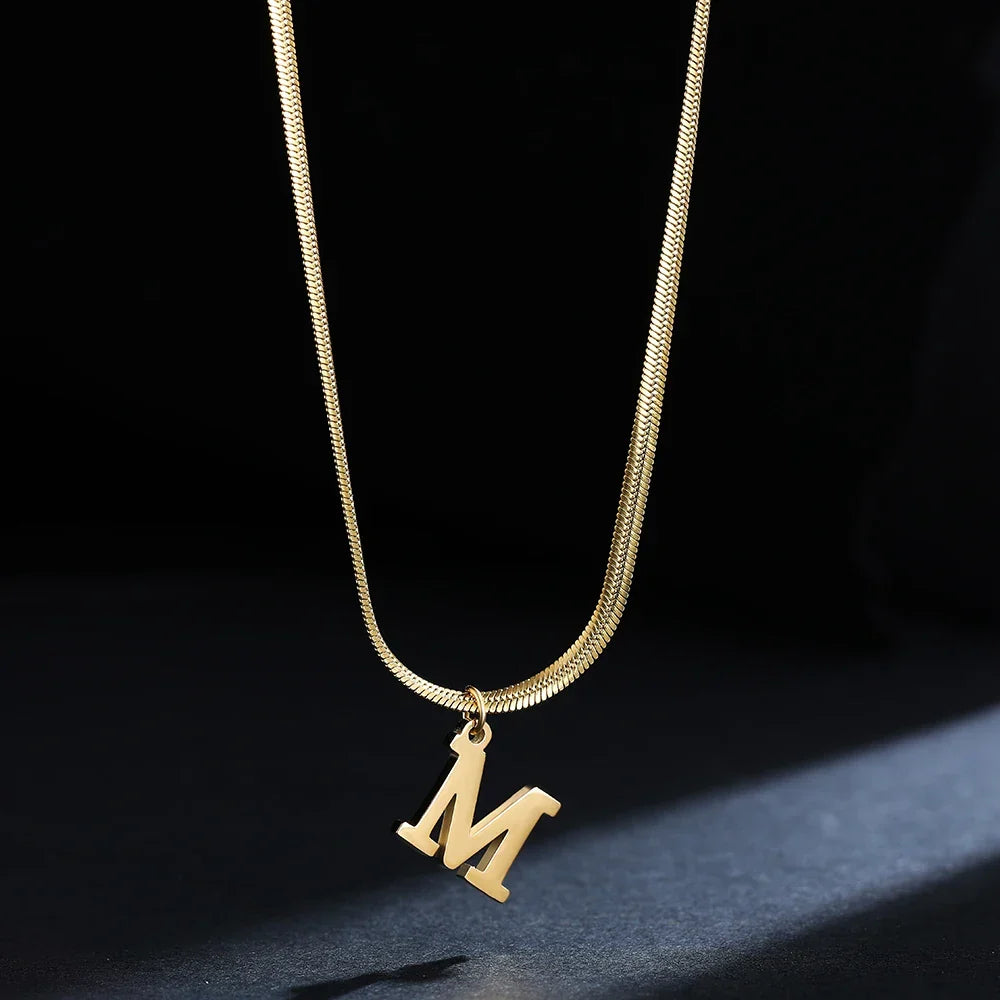 Collar gargantilla para mujer con dije inicial m