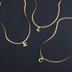 Collar gargantilla para mujer con dije inicial
