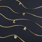 Collar gargantilla para mujer con dije inicial