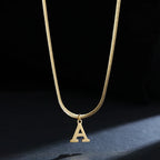 Collar gargantilla para mujer con dije inicial a
