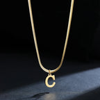 Collar gargantilla para mujer con dije inicial c