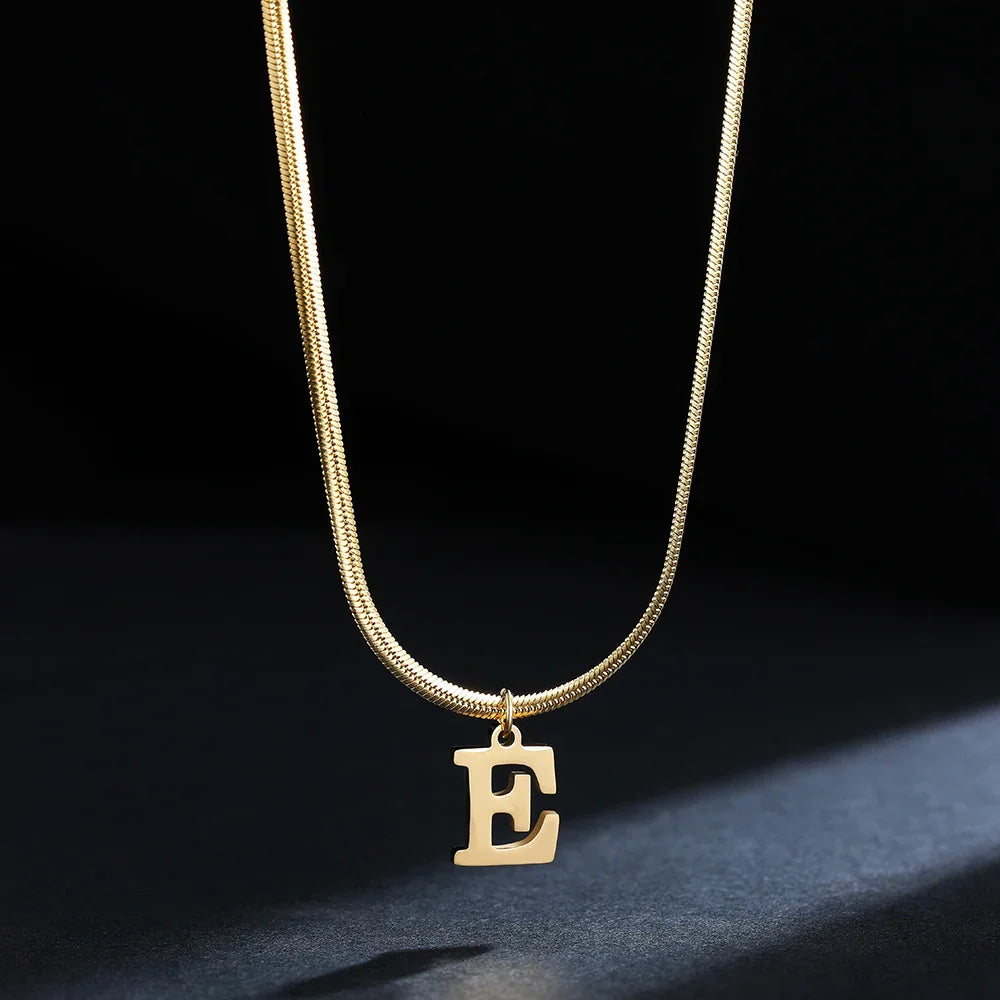 Collar gargantilla para mujer con dije inicial e