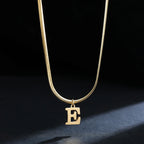 Collar gargantilla para mujer con dije inicial e