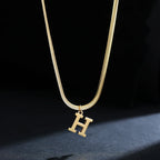 Collar gargantilla para mujer con dije inicial h