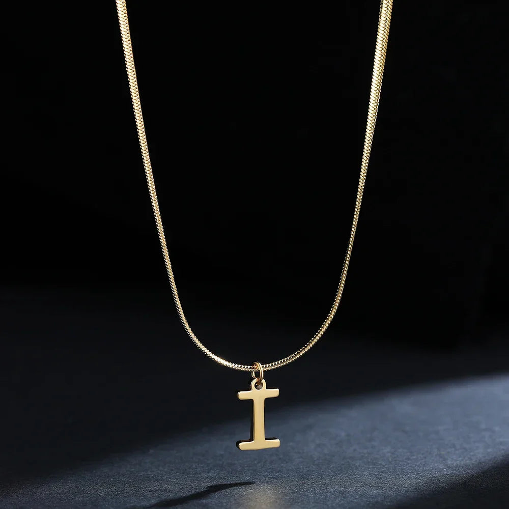 Collar gargantilla para mujer con dije inicial i
