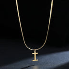 Collar gargantilla para mujer con dije inicial i