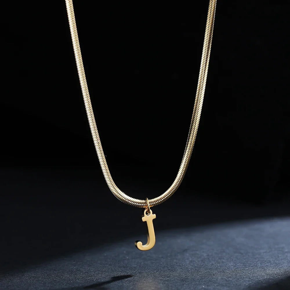 Collar gargantilla para mujer con dije inicial j