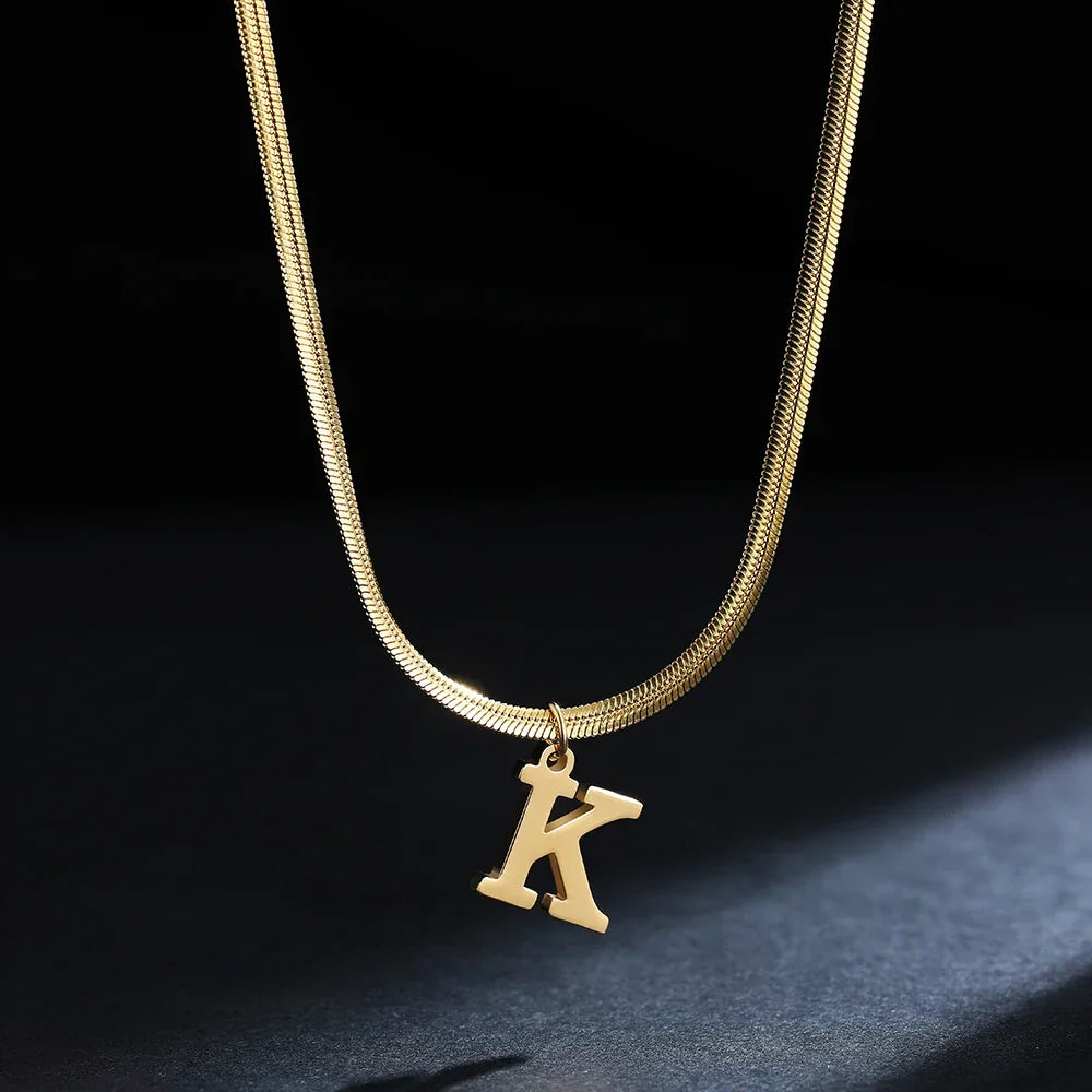 Collar gargantilla para mujer con dije inicial k