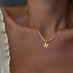 Collar gargantilla para mujer con dije inicial m