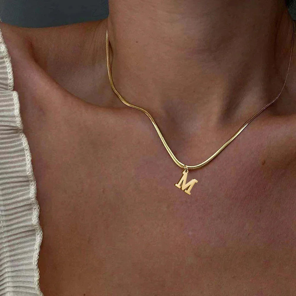 Collar gargantilla para mujer con dije inicial m