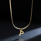 Collar gargantilla para mujer con dije inicial p
