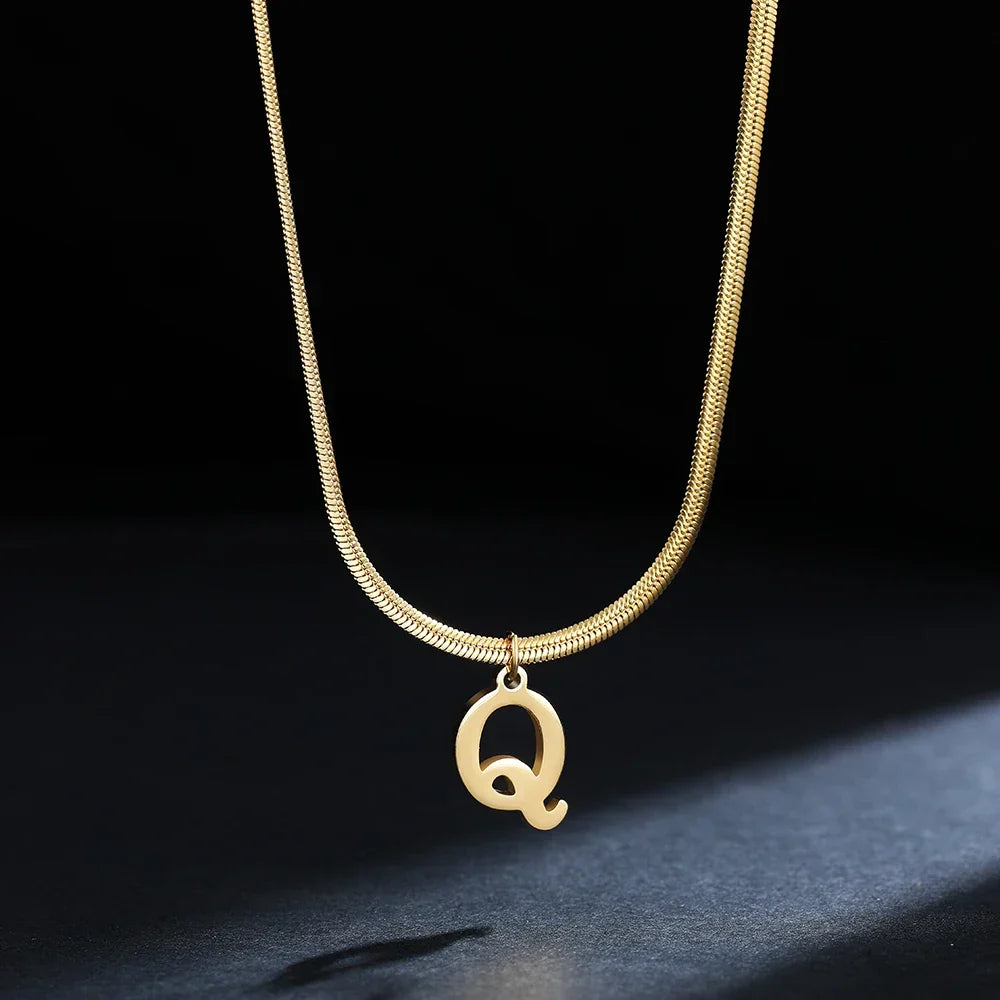 Collar gargantilla para mujer con dije inicial q
