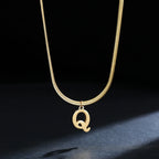 Collar gargantilla para mujer con dije inicial q