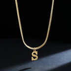 Collar gargantilla para mujer con dije inicial s