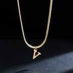 Collar gargantilla para mujer con dije inicial v