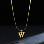 Collar gargantilla para mujer con dije inicial w