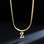 Collar gargantilla para mujer con dije inicial z