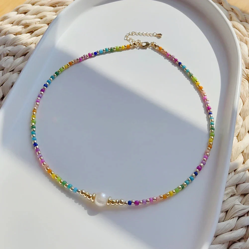Collar tipo gargantilla con colgante de arcoíris y perlas