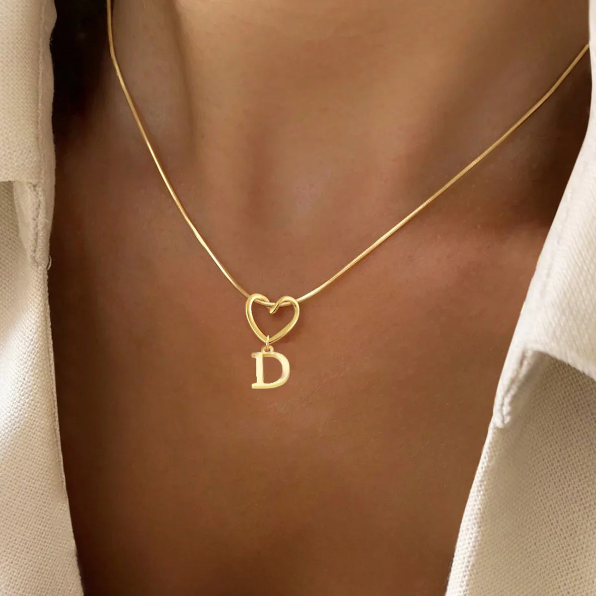 Collar gargantilla con dije de inicial y corazón d