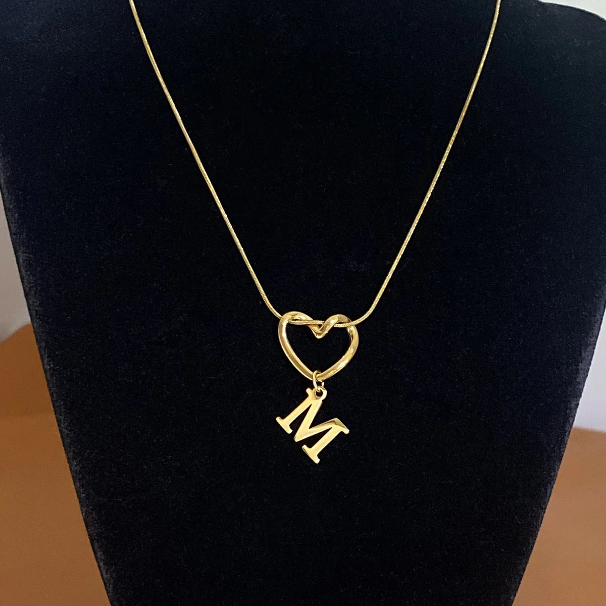 Collar ajustado con colgante de inicial y corazón - letra 