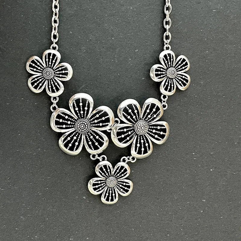 Collar Gargantilla con Colgante de Grandes Flores de 5 Pétalos