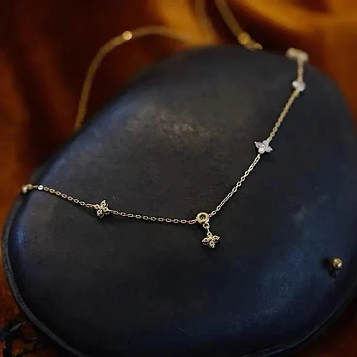 Collar Gargantilla con Colgante de Flor en Circonio plateado