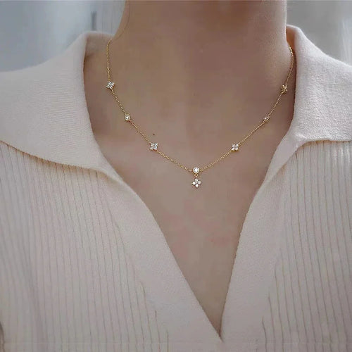 Collar Gargantilla con Colgante de Flor en Circonio dorado