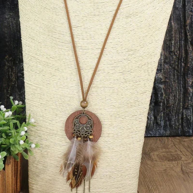 Collar estilo bohemio con colgante de pluma