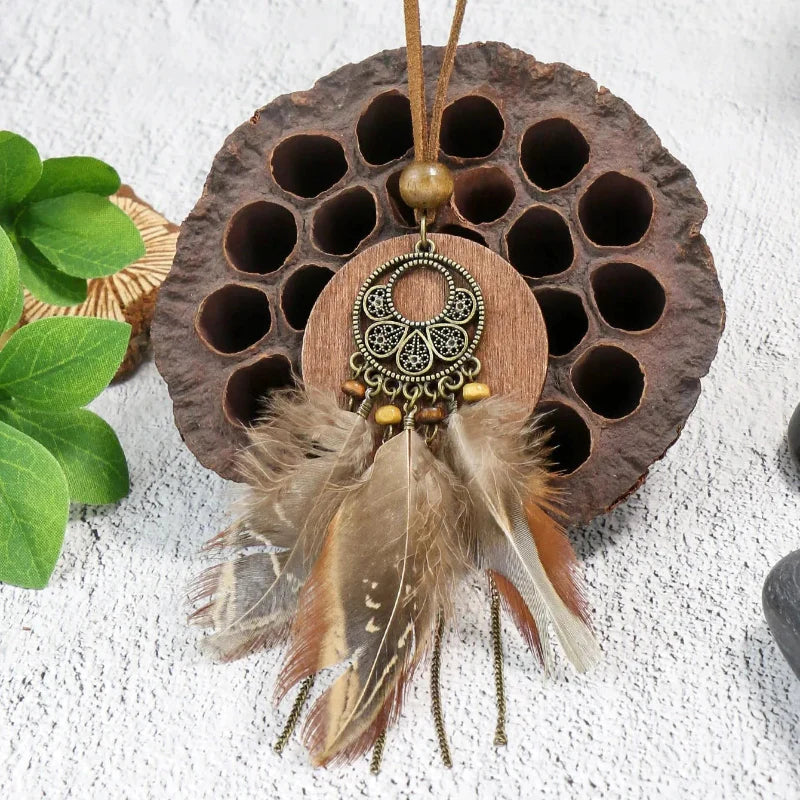 Collar estilo bohemio con colgante de pluma