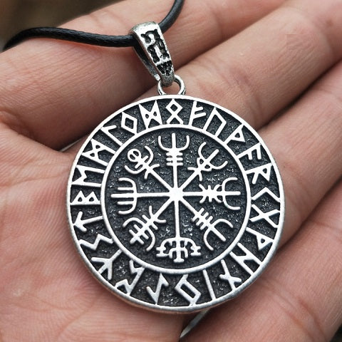 Collar vikingo de plata