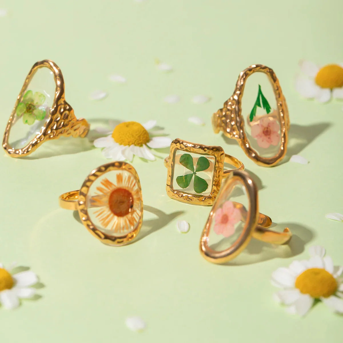 Anillo Grande con Flor en Marco Transparente