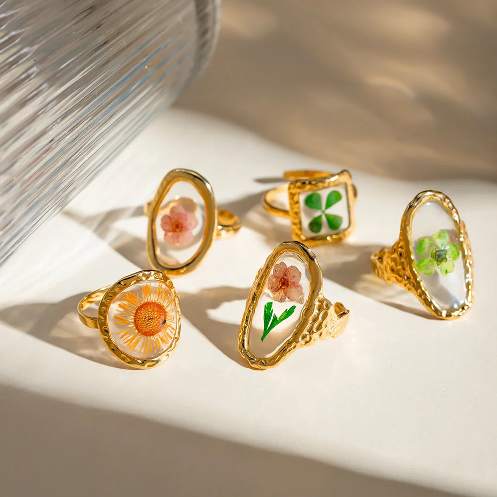Anillo Grande con Flor en Marco Transparente