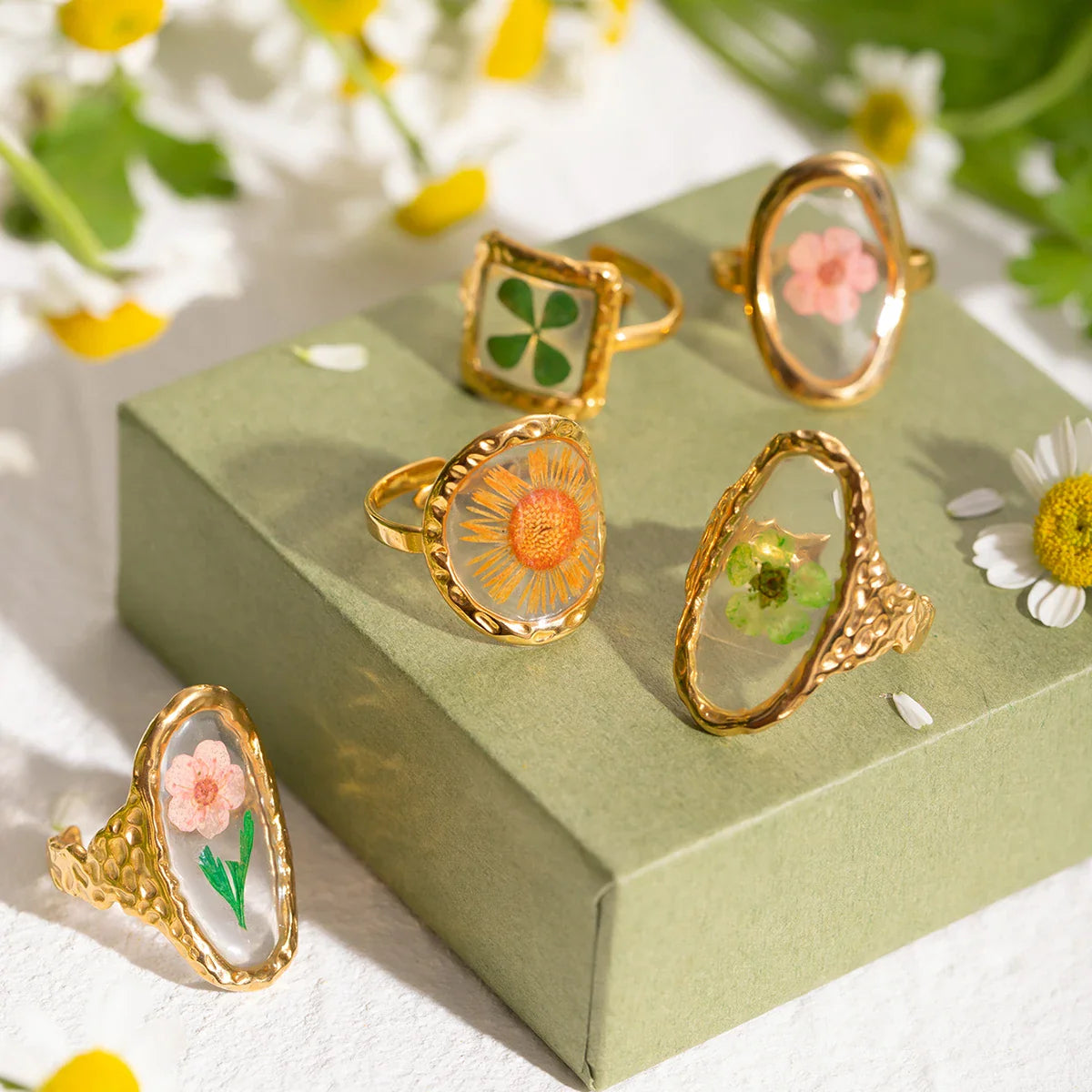 Anillo Grande con Flor en Marco Transparente