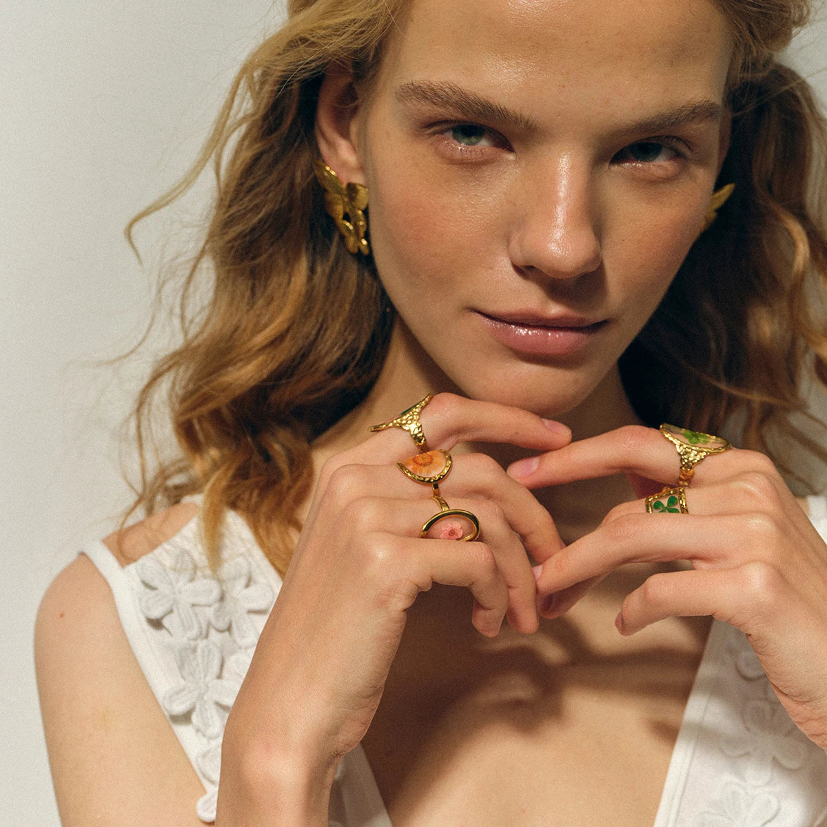 Anillo Grande con Flor en Marco Transparente