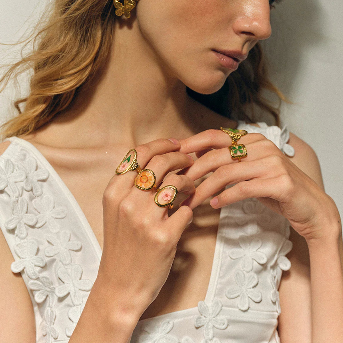 Anillo Grande con Flor en Marco Transparente