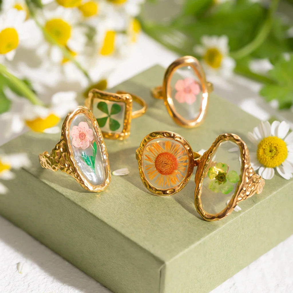 Anillo Grande con Flor en Marco Transparente