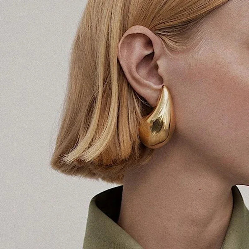 Imponentes Aretes de Clavo Gota de Agua en Oro