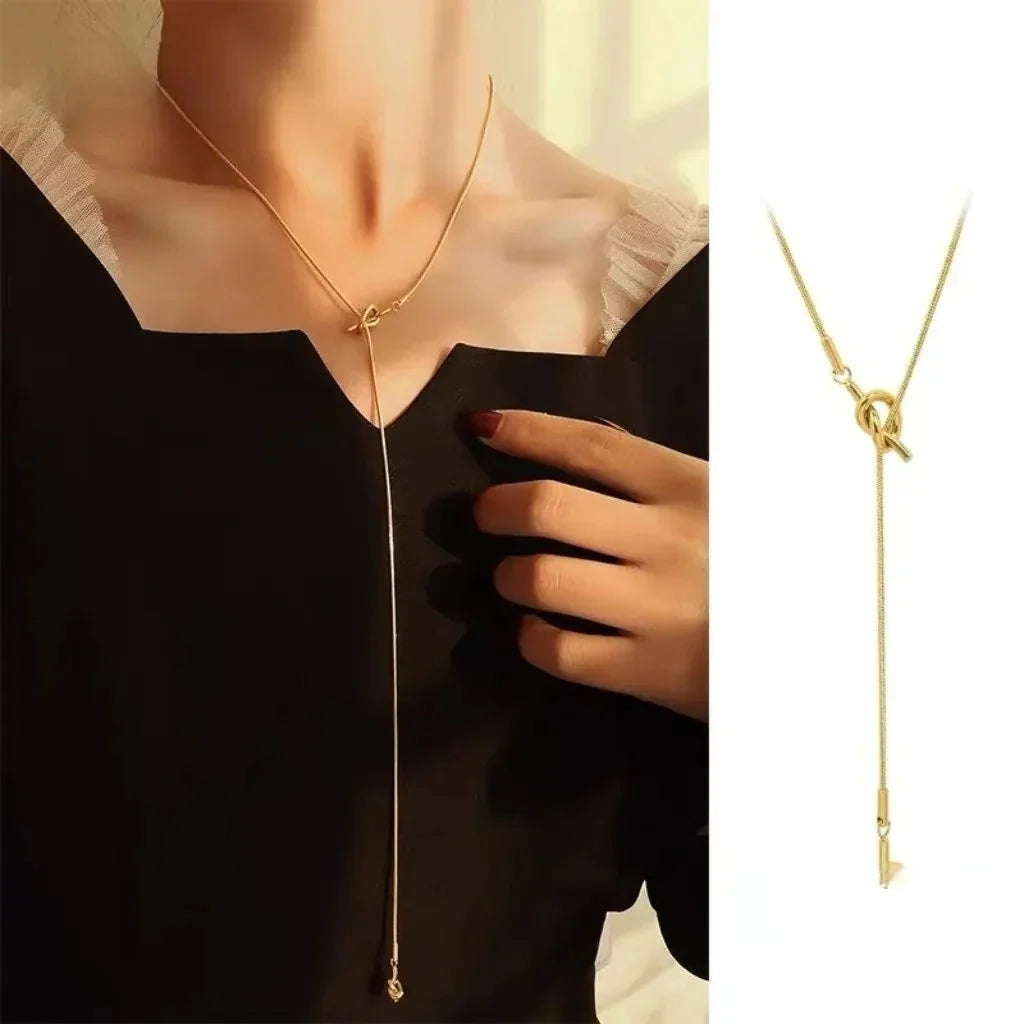 Collar tipo gargantilla con colgante de moño oro
