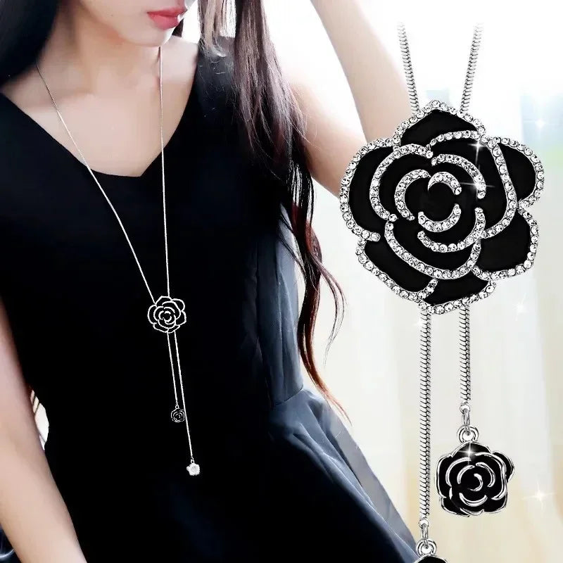 Collar largo con colgante de gran flor negra