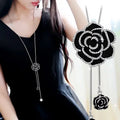 Collar largo con colgante de gran flor negra