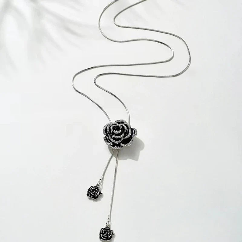 Collar largo con colgante de gran flor negra