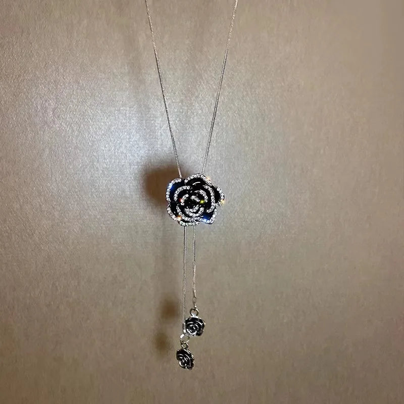Collar largo con colgante de gran flor negra