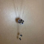 Collar largo con colgante de gran flor negra