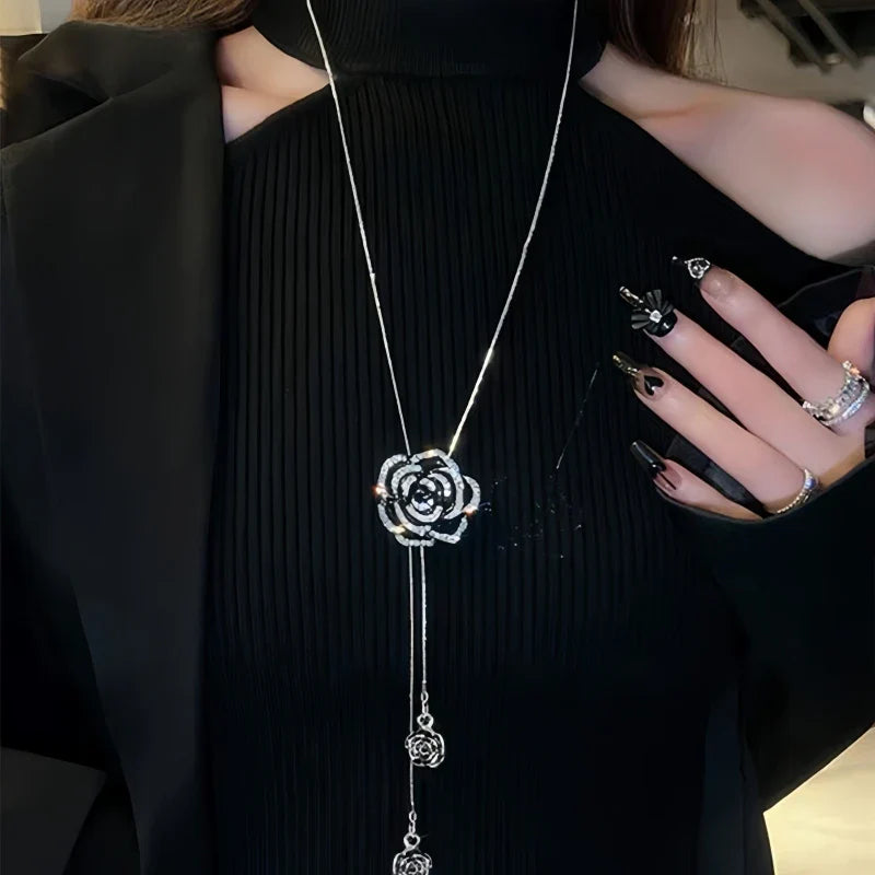 Collar largo con colgante de gran flor negra