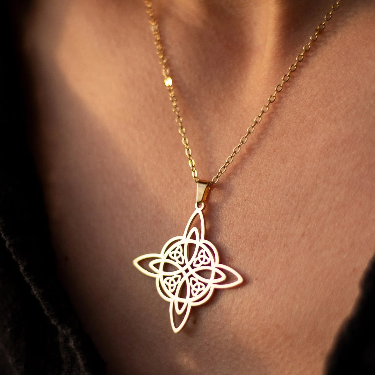Colgante y collar "protección eterna" nudo de bruja 