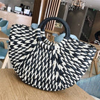 Bolso de mano de ratán negro y blanco